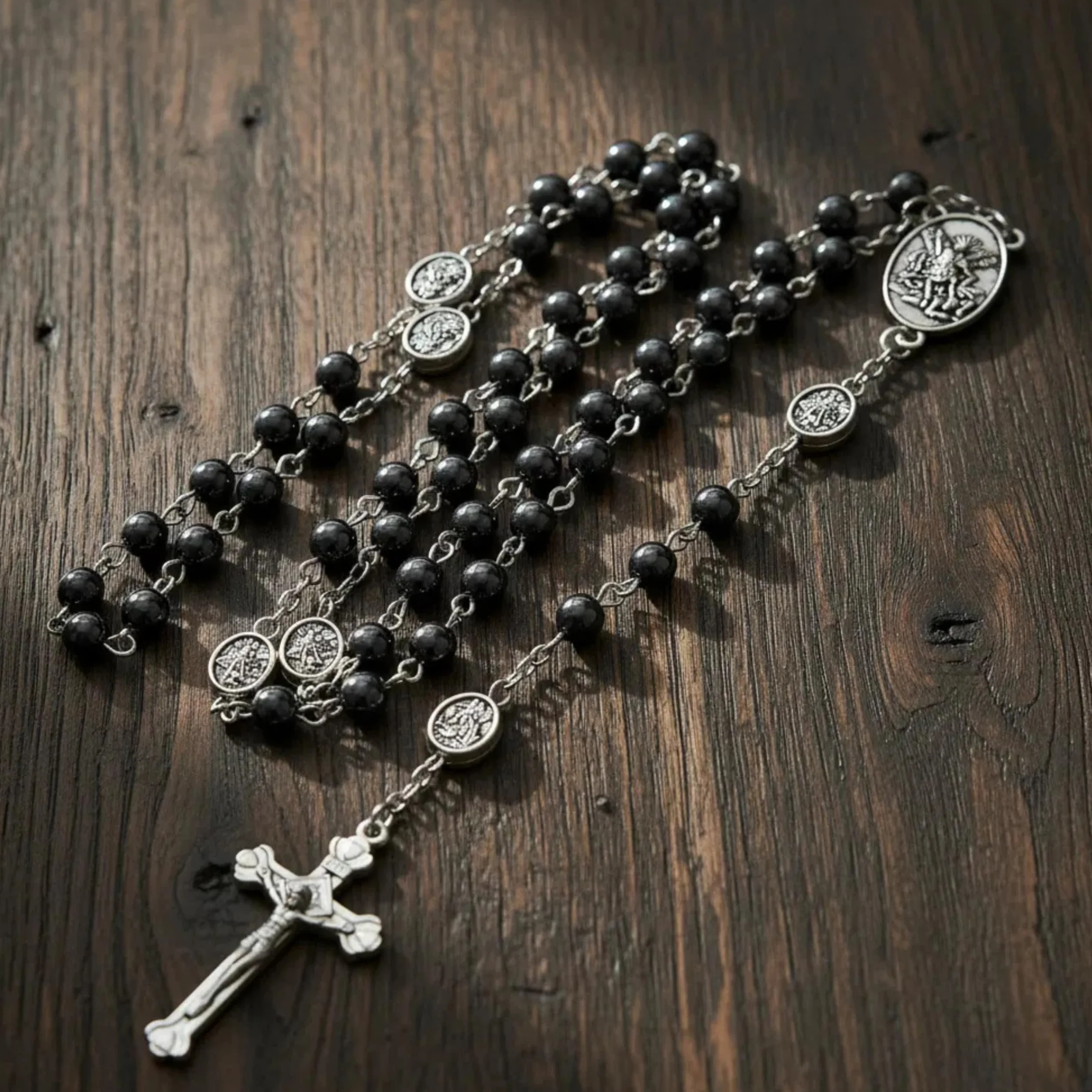 Nazareth Store Różaniec św. Michała, hematyt, kamienne koraliki, naszyjnik, metalowe koraliki, chwała, archanioł, medal i krzyż, z metalowym pudełkiem prezentowym
